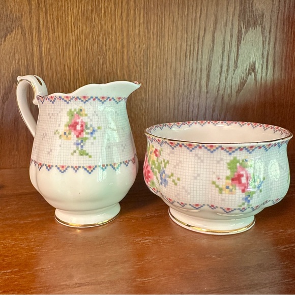 Royal Albert bone china cream and sugar. Petit point pattern, vintage. - Picture 2 of 5